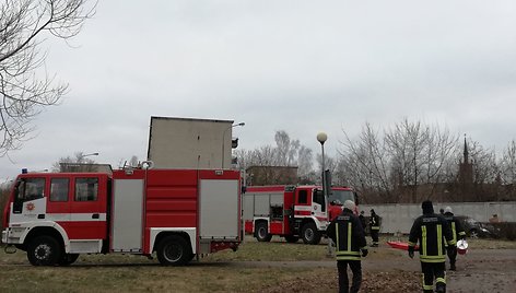 Ugniagesių pratybos ant Malūno tvenkinio Klaipėdoje.