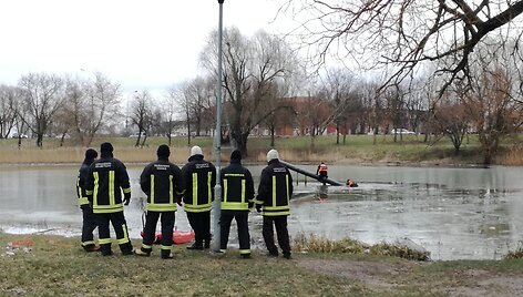 Ugniagesių pratybos ant Malūno tvenkinio Klaipėdoje.