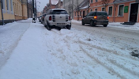 Klaipėdoje pustė visą naktį ir keliai tapo išbandymų vairuotojams.