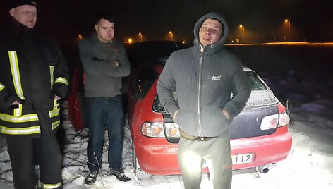 Jakų žiede į griovį nuvažiavo girtas vairuotojas be teisių