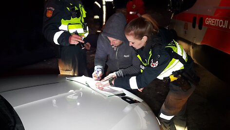 Jakų žiede į griovį nuvažiavo girtas vairuotojas be teisių