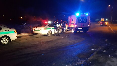 Jakų žiede į griovį nuvažiavo girtas vairuotojas be teisių