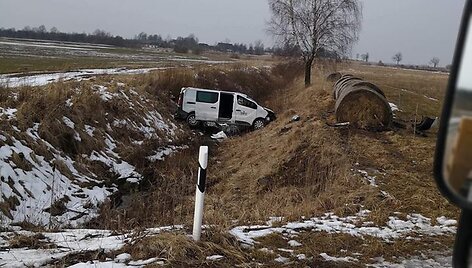 Į griovį nuriedėjęs mikroautobusas.