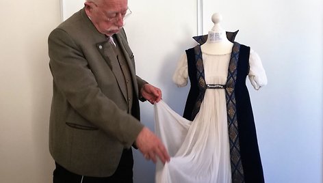 Vokietijos fondas Klaipėdai padovanojo karalienės Luizės suknelės autentišką kopiją.
