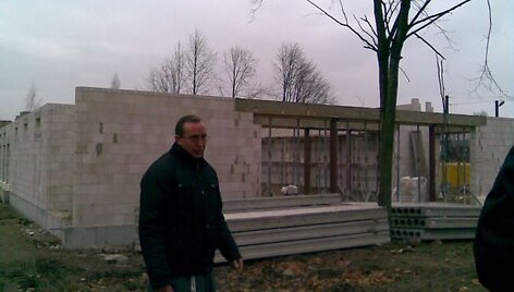 Klebonas aprodė &scaron;iuo metu vykstančias koplyčios statybas.