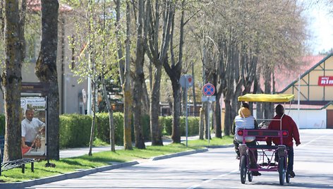 Apsnūdusi Šventoji iš žiemos miego bunda labai iš lėto