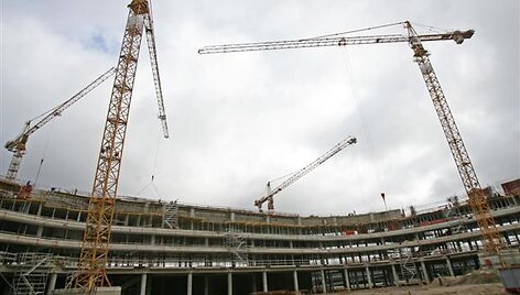 Pasklidus kalboms apie įsmukusius arenos pamatus, konsorciumo atstovai parei&scaron;kė, jog sėkmingų derybų atveju jie samdytų ekspertus, kurie patikrintų sporto ir pramogų rūmų statybų kokybę.