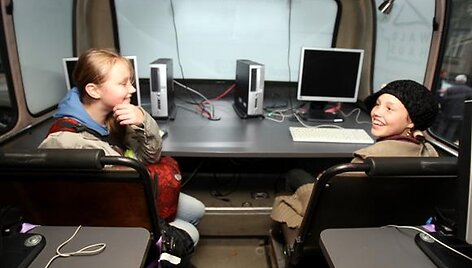 Autobuse įrengtos 8 mokymosi vietos, kiekvienoje jų yra po plok&scaron;čią monitorių, klaviatūrą bei kompiuterinę pelę.