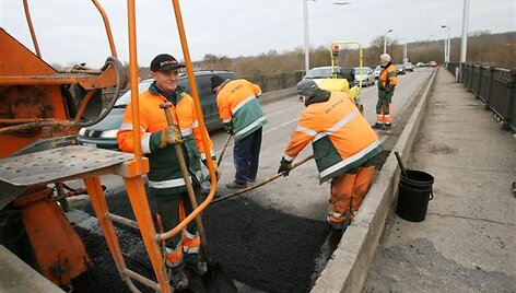 Kelininkai plu&scaron;a ant Panemunės tilto