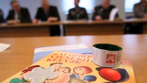 Policijos vadovai, patikinę, jog per pastaruosius kelerius metus buvo i&scaron;dalinta de&scaron;imtys tūkstančių at&scaron;vaitų, stebėjosi, jog kauniečiai jų nene&scaron;ioja.