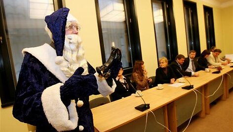 Pristatant artėjantį labdaros vakarą, savivaldybėje pasirodė ir Kalėdų senelis