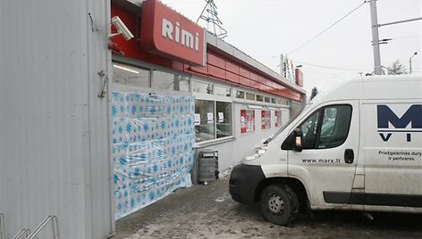 Sprogimas prie prekybos centro