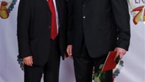 V.Aleknai įteiktas apdovanojimas.