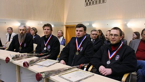 Aukso medalį iškovoję skulptoriai.