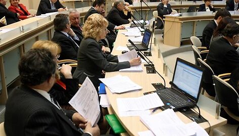 Nors klausimas dėl i&scaron;mokų mažinimo taryboje sukėlė daug diskusijų, galiausiai &scaron;į sprendimą politikai priėmė pakankamai vieningai.