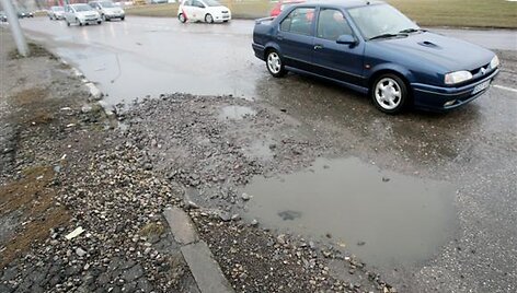Kelininkai atkreipia dėmesį, jog gilios ir a&scaron;triakampės duobės didžiausią pavojų miestiečių automobiliams kelia tuomet, kai jos būna sklidinos vandens.