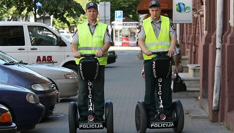 Policijos pareigūnai su riedžiais.