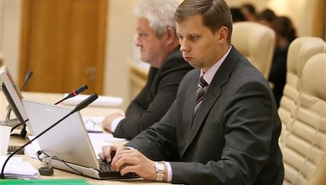 Po tokio socialdemokratų frakcijos akibrokšto, miesto meras A.Kupčinskas prakalbo apie abejones dėl tolimesnio bendradarbiavimo su kairiaisiais. Pasirašę koalicijos paramos sutartį, socdemai į vicemero postą delegavo savo atstovą Steponą Vaičekauską (kairėje).