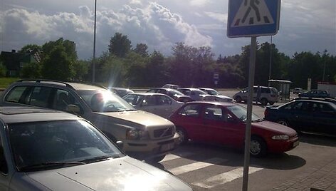 L.Lapkauskaitės visureigis &bdquo;Volvo XC90&ldquo;, pastatytas ant pėsčiųjų perėjos