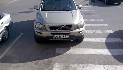 L.Lapkauskaitės visureigis &bdquo;Volvo XC90&ldquo;, pastatytas ant pėsčiųjų perėjos