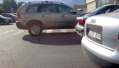 L.Lapkauskaitės visureigis &bdquo;Volvo XC90&ldquo;, pastatytas ant pėsčiųjų perėjos