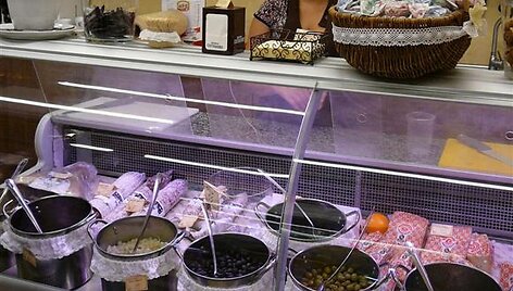 Parduotuvės vadybininkė Jolita Bu&scaron;kevičiūtė su pirkėjais sveikinasi itali&scaron;kai