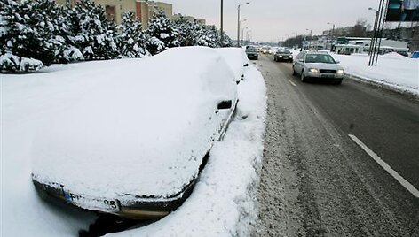 Savo automobilius palikę didžiausių gatvių kra&scaron;tuose, dalis kauniečių ryte juos rado užverstus sniegu.