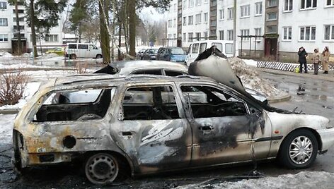 Vienas i&scaron; Rukloje padegtų automobilių.