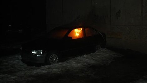 Vienas i&scaron; Rukloje padegtų automobilių.