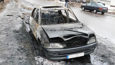 Vienas i&scaron; Rukloje padegtų automobilių.