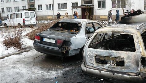 Vienas i&scaron; Rukloje padegtų automobilių.