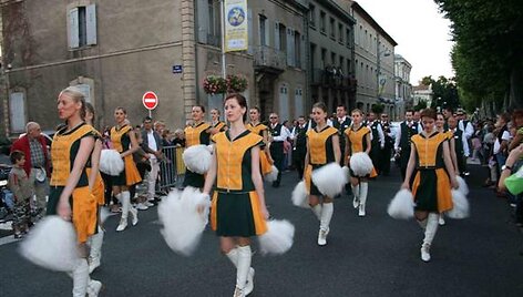 Kauno pučiamųjų orkestras &bdquo;Ąžuolynas&ldquo; neįsivaizduojamas ne tik be muzikantų, bet i&scaron; &scaron;okėjų.