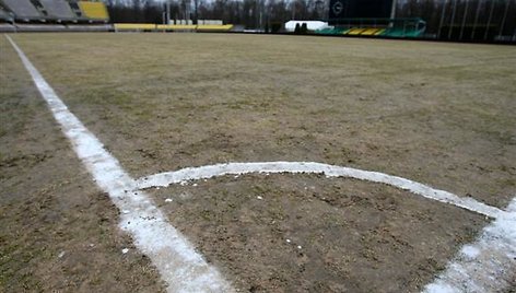 Vakar po pietų pradėjus smarkokai lyti, S.Dariaus ir S.Girėno stadiono darbuotojai rankomis susiėmė už galvų.