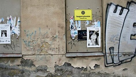 Griūvančius pastatus saugomomis kultūros vertybėmis paskelbę studentai tokiu būdu viliasi i&scaron;judinti į &scaron;ią problemą pro pir&scaron;tus žiūrinčią miesto valdžią.