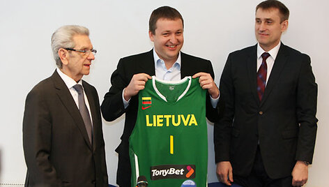 Antanui Guogai (viduryje) Kęstutis Kemzūra įteikė Lietuvos rinktinės mar&scaron;kinėlius