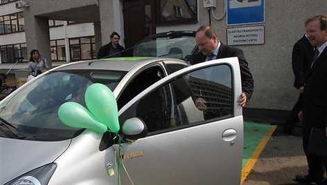 Kauno rajono vadovai išbandė ,,Toyota Aygo“ pagrindu sukurtą elektromobilį