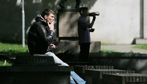 Karo muziejaus sodelyje ir Prezidentūros kiemelyje kabo rūkyti draudžiantys ženklai, bet dūmą traukiantys kauniečiai jų nepaiso.