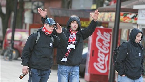 Kovo pabaigoje į Kauną suvažiavę keli tūkstančiai futbolo aistruolių iš Lenkijos S.Dariaus ir S.Girėno stadiono prieigose buvo sukėlę riaušes.