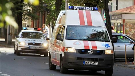 Policija stebi, ar vairuotojai duoda kelią su įjungtais &scaron;vyturėliais važiuojančiam transportui.