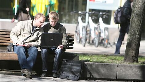 Daugeliui miesto svečių nustebina galimybė nemokamu bevieliu internetu naudotis visame Kauno centre.