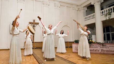  Lietuvoje pastaruoju metu jaučiamas tikras chorinės muzikos renesansas, tad festivalio &bdquo;Cantate Domino 2010&rdquo; rengėjai tikisi sulaukti itin daug klausytojų.