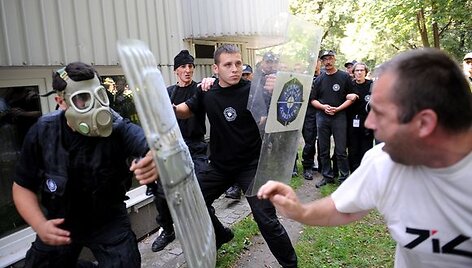 Nepajėgiantys susitvarkyti apsaugininkai į pagalbą i&scaron;kvietė policiją.