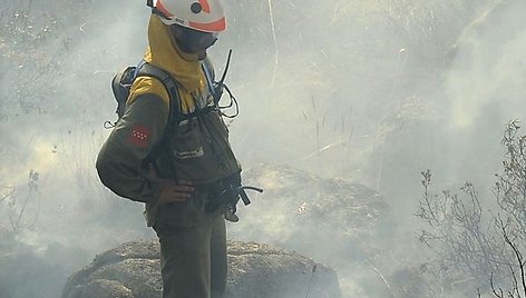 Ispanijos ugniagesiams nepavyksta užgesinti degančių miškų