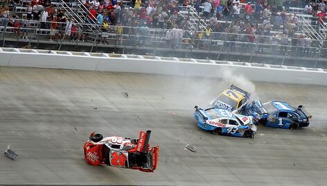Lenktynininkas Joey Logano per stebuklą liko gyvas