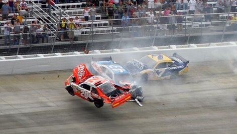 Lenktynininkas Joey Logano per stebuklą liko gyvas