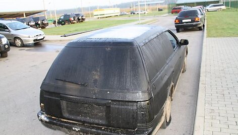 Pasienyje su Rusija sudegė VSAT pareigūnų ap&scaron;audytas kontrabandininkų automobilis