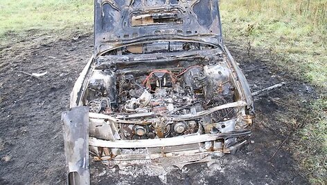 Pasienyje su Rusija sudegė VSAT pareigūnų ap&scaron;audytas kontrabandininkų automobilis