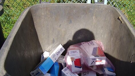 Patikrinimo pabūgęs lenkas cigaretes i&scaron;metė į &scaron;iuk&scaron;lių konteinerį 