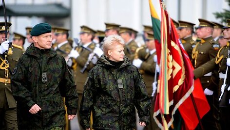 Prezidentė sėdo prie karinio &scaron;arvuočio vairo ir i&scaron;bandė net kulkosvaidį