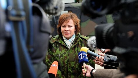 Prezidentė sėdo prie karinio &scaron;arvuočio vairo ir i&scaron;bandė net kulkosvaidį